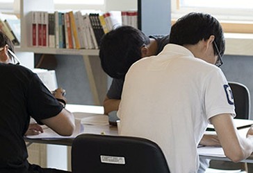 책장이 늘어선 열람실에서 함께 공부하는 전북대학교 학생들